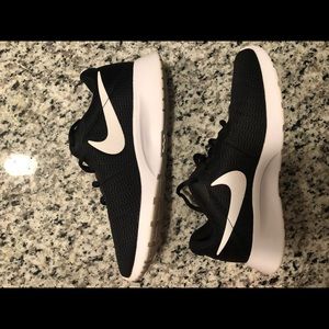 Hardly Worn Women’s Nike Running Shoes (Size 8)